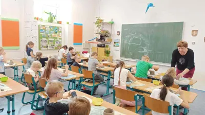 2.B v keramické dílně